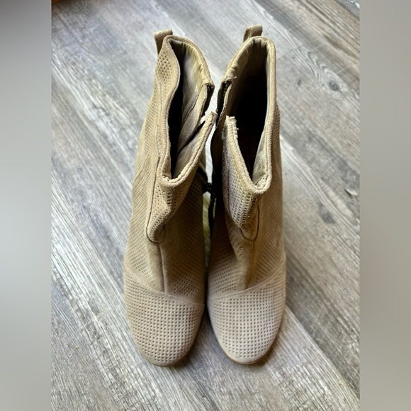 New TOMS Lunata Bootie Women's Zip Boots, Suede Perforated - Picture 6 of 6